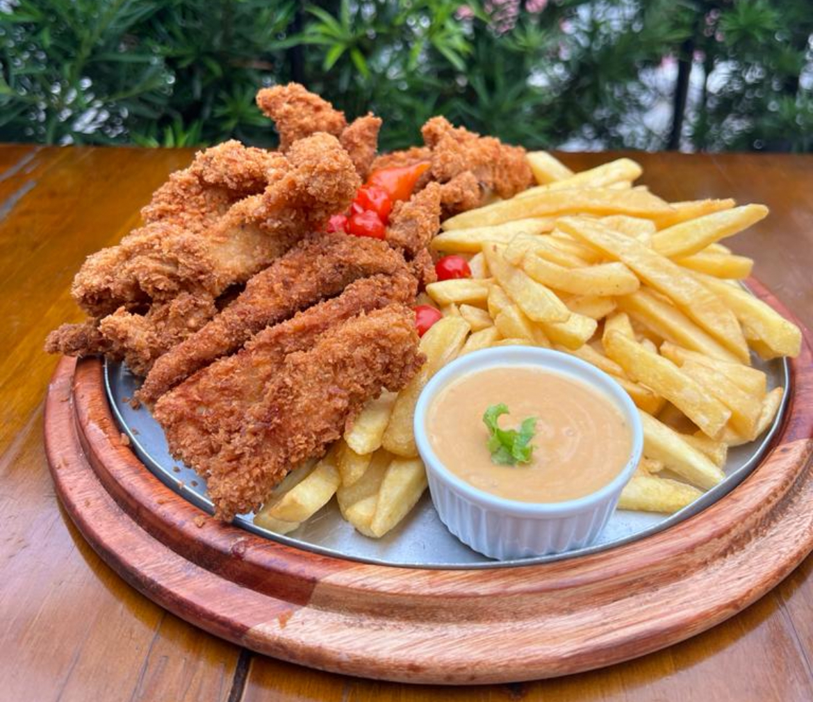 Isca de frango empanado c/ batata